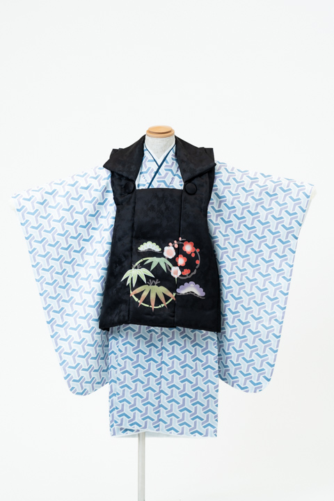 七五三（三歳男の子）| 淡青地に黒、毘沙門亀甲に松竹梅