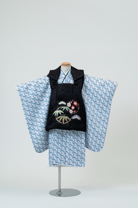 七五三（三歳男の子）| 淡青地に黒、毘沙門亀甲に松竹梅