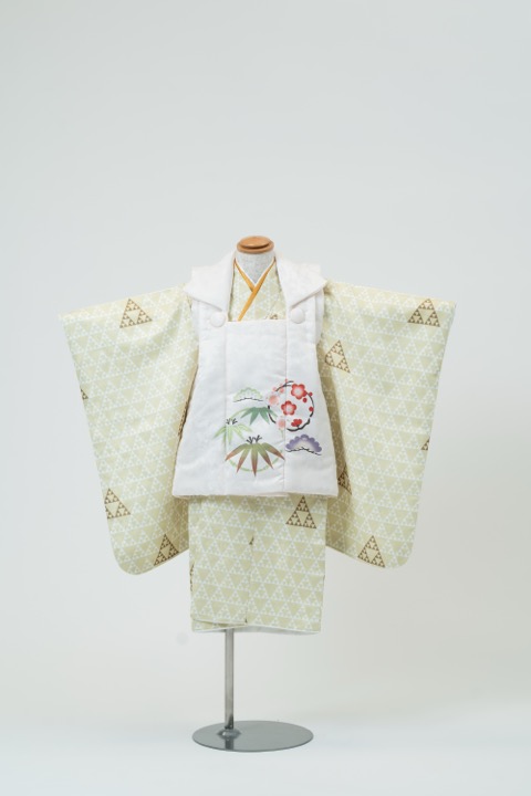 七五三（三歳男の子）|  若芽色に鱗紋、白地に松竹梅