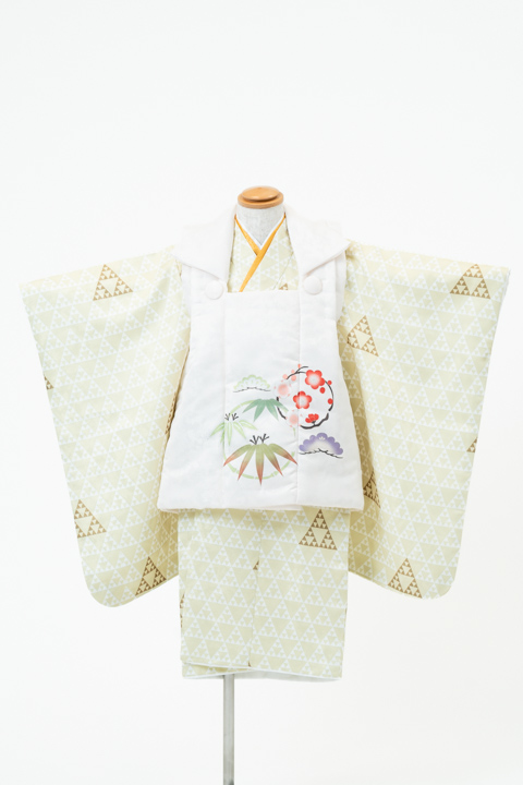 七五三（三歳男の子）|  若芽色に鱗紋、白地に松竹梅