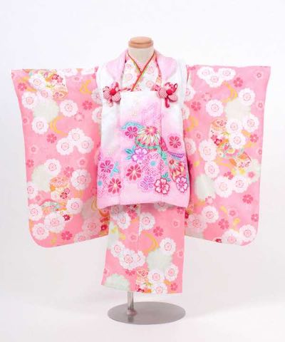 七五三(三歳) | ピンク地に桜と貝桶 白×ピンク絞り調被布に熨斗と鞠模様