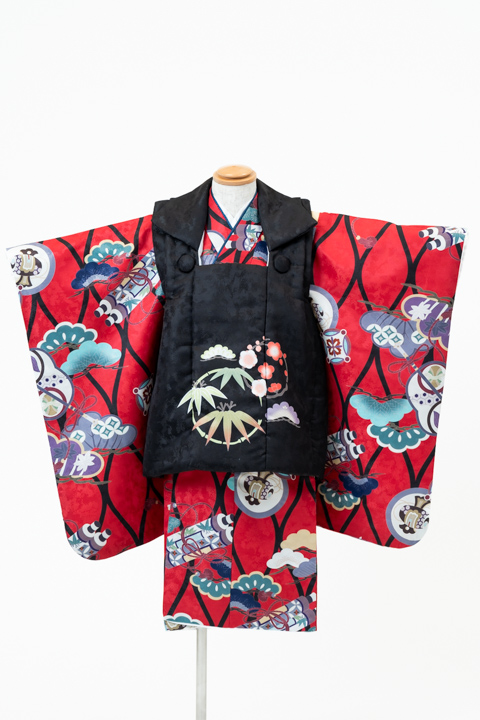 七五三（三歳男の子）| 赤地の立涌に松と軍配、黒地に松竹梅