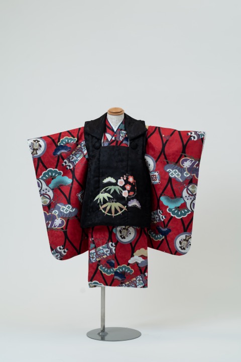 七五三（三歳男の子）| 赤地の立涌に松と軍配、黒地に松竹梅