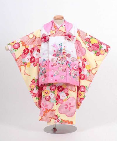 七五三(三歳) | 薄黄色地に絞り調の梅と菊 白×ピンク被布