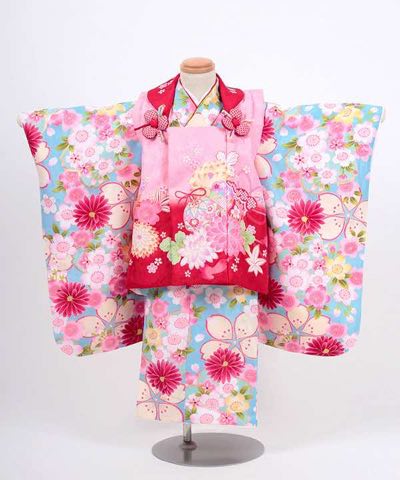 七五三(三歳) | 水色地に大小の桜とマリーゴールド 薄ピンク赤暈し被布