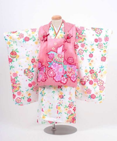 七五三(三歳) | 白地に桜と毬 ピンク絞り調の被布