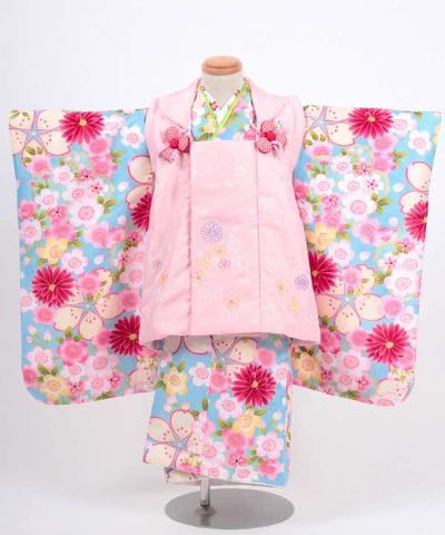 七五三(三歳) | 水色地に大小の桜とマリーゴールド 薄ピンク被布(a)