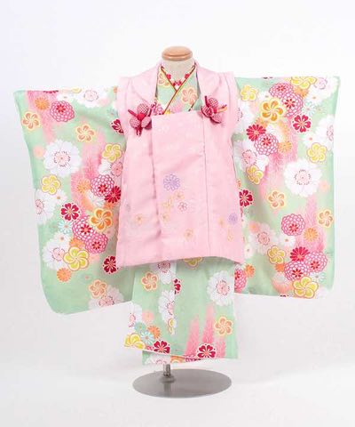 七五三(三歳) | 薄ミント地に藤と鞠菊とねじ梅 薄ピンク被布に刺繍(a)