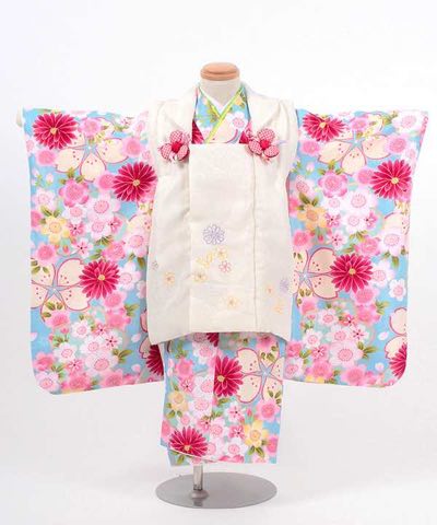 七五三(三歳) | 水色地に大小の桜とマリーゴールド 白被布に刺繍