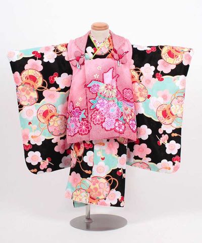 七五三(三歳) | 黒地に梅と鼓 絞り調ピンク被布に熨斗と鞠