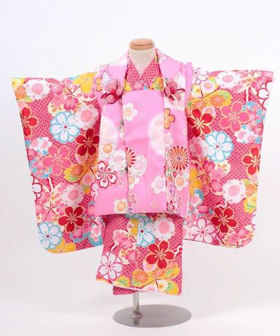 七五三(三歳) | 赤絞り調に桜文色々 ピンク被布に菊や桜