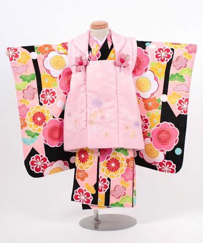 七五三(三歳) | 黒地にピンクの矢絣と梅文 薄ピンク被布に刺繍