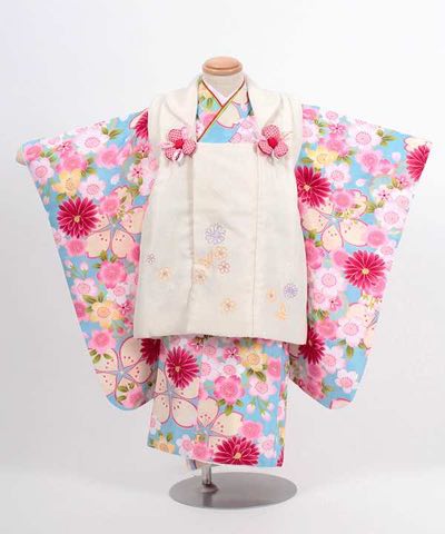 七五三(三歳) | 水色地に菊と桜 白地に小花の被布
