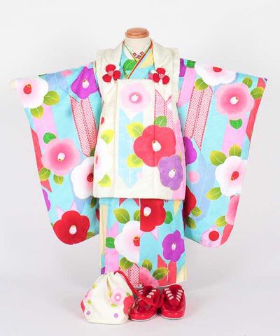 七五三(三歳) | 水色地矢絣に椿 白矢絣被布