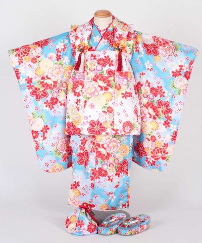 七五三(三歳) | 水色地に桜と菊と暈し 白被布