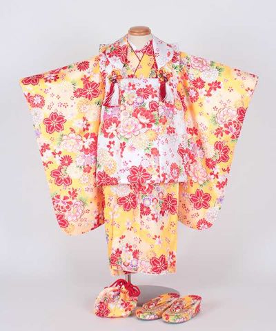 七五三(三歳) | 黄色地に桜と菊と暈し 白被布
