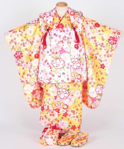 七五三(三歳) | 黄色地に菊と鞠と小桜 白被布