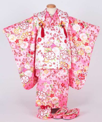 七五三(三歳) | ピンク地に菊と鞠と小桜 白被布