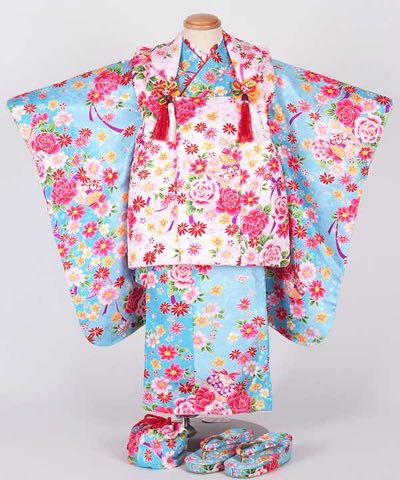 七五三(三歳) | 水色地に菊と芍薬と小花 白被布