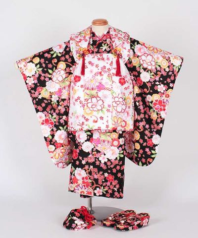 七五三(三歳) | 黒地に菊と鞠と小桜 白被布