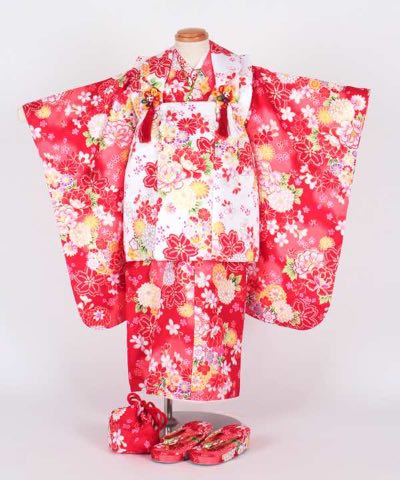 七五三(三歳) | 赤地に桜と菊と暈し 白被布