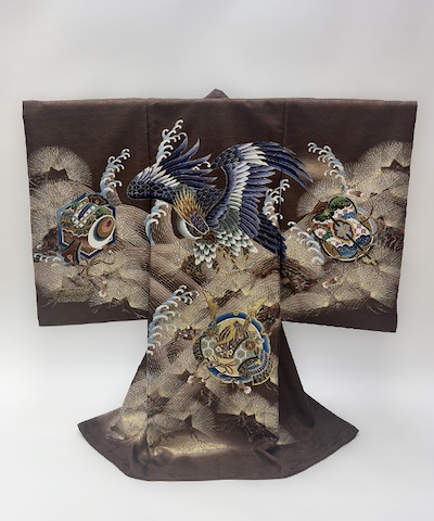 産着(お宮参り)| 茶色地に鷹と兜 小槌に軍配