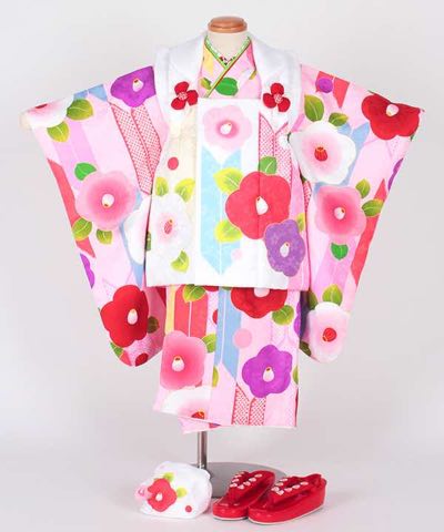 七五三(三歳) | 薄ピンク地矢絣に椿 白矢絣被布