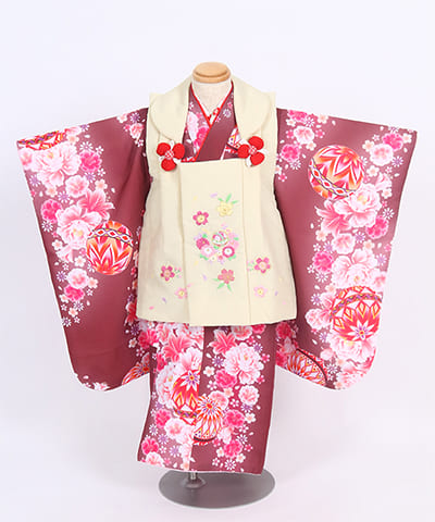 七五三(三歳)｜緑地に咲き誇る牡丹とピンク被布