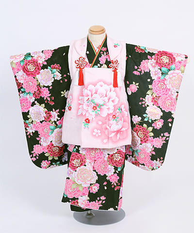 七五三(三歳)｜黒地に咲き誇る牡丹とピンク被布