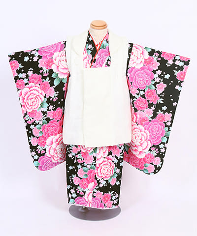 七五三(三歳)｜黒地に咲き誇る牡丹と小花