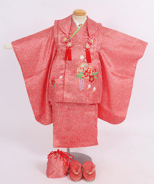 七五三(三歳)｜赤地に細かな絞り風模様と手毬刺繍