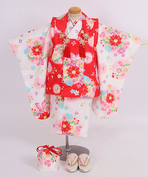 七五三(三歳)｜白地に華やかな蝶と花の舞