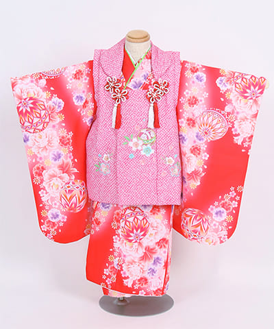 七五三(三歳) | 赤地に牡丹と鞠 ピンクの絞り柄の被布