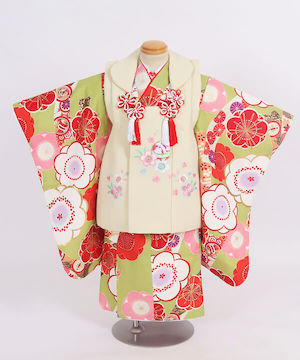 七五三(三歳)｜黄緑地に紅白梅と菊