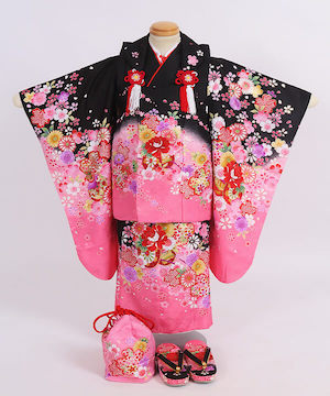 七五三(三歳)｜黒地に華やか花模様とピンクぼかし