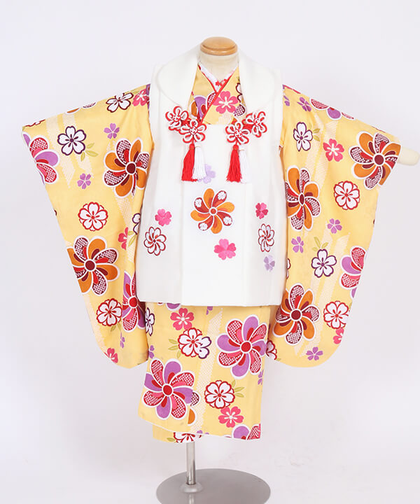 七五三(三歳)｜黄色地に大きな花柄と赤の差し色