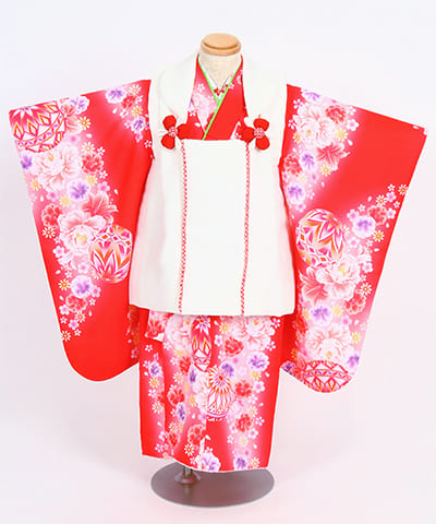 七五三(三歳) | 赤地に牡丹と鞠 白い無地の被布