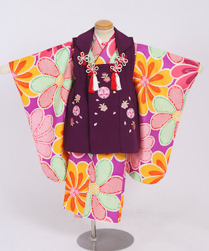 七五三(三歳)｜ビビッド花柄に紫の被布