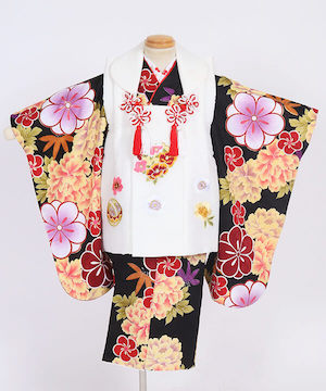 七五三(三歳)｜黒地に紫の梅と黄花の華やぎ