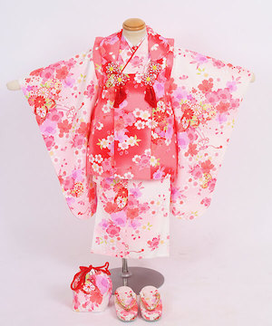 七五三(三歳)｜白地に桜舞う赤の華やかスタイル