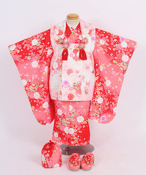 七五三(三歳)｜赤地に咲き誇る花尽くしの愛らしさ