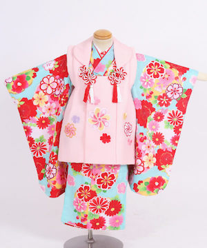七五三(三歳)｜水色地に赤い花咲くやさしい晴れ着