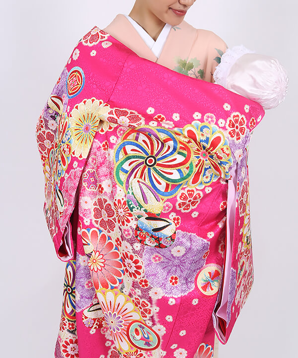 産着(お宮参り) | 鮮やかな桃色地に祝い文様と花の彩り