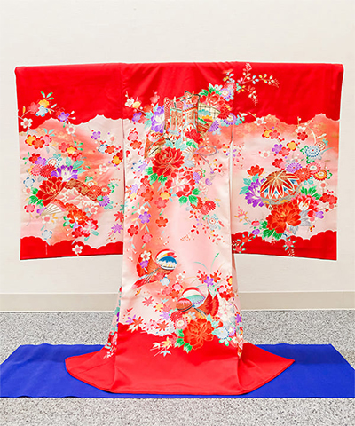 産着(お宮参り) | 赤地に御所車と花づくしの華やぎ模様