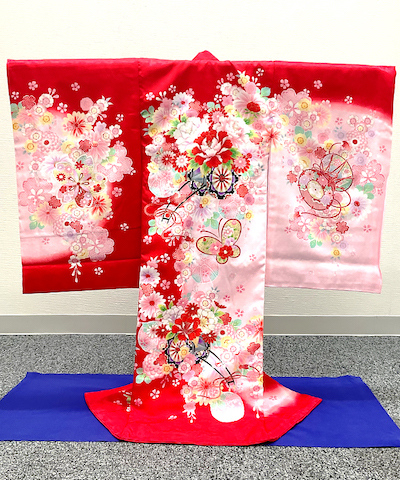 産着(お宮参り) | 赤×ピンクの暈しに花車と蝶の晴れ着