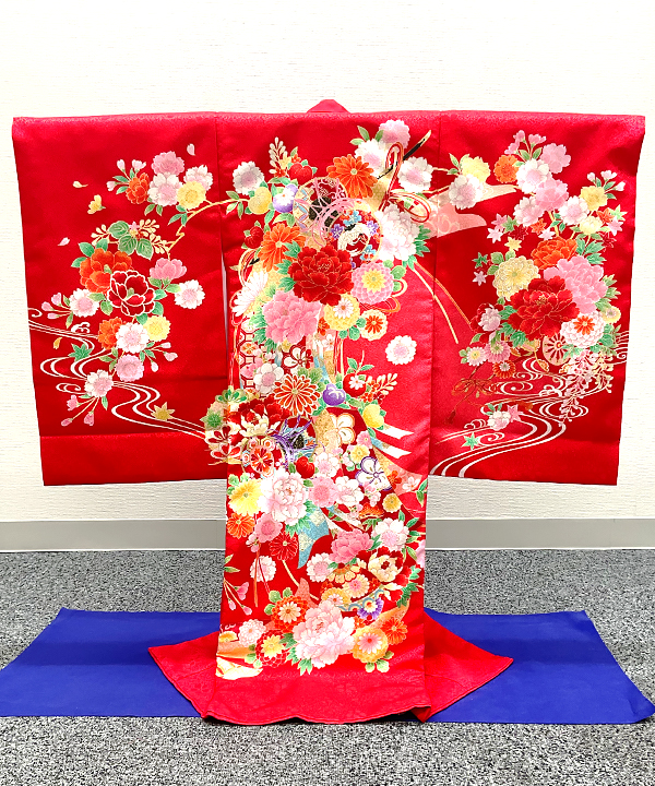 産着(お宮参り) | 鮮やか赤地に流れる花々と手毬の慶び模様