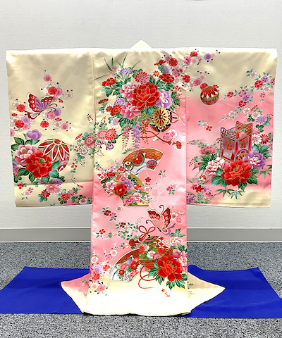 産着(お宮参り) | 薄ピンク×クリーム地に牡丹と蝶が舞う吉祥柄