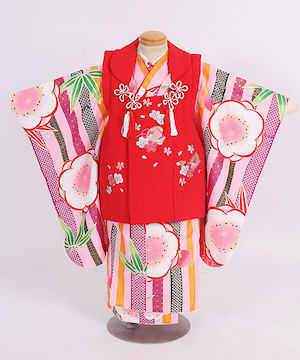七五三(三歳)｜縞模様に大きな梅と赤被布