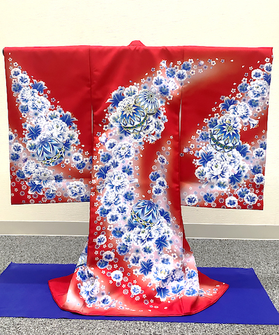 産着(お宮参り) | 赤地に青白の牡丹と手まり