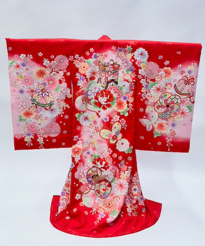 産着(お宮参り)｜赤地に御所車と花柄